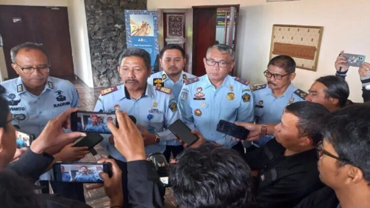 Kemenkumham Sumbar Butuh Kritik Media untuk Perbaikan Pelayanan 1 Kepala Kantor Wilayah Kemenkumham Sumbar, Haris Sukamto saat memberikan keterangan ke puluhan wartawan Kota Bukittinggi (Antara/Al Fatah)