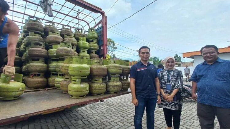 Atasi Kelangkaan LPG 3 Kg, Operasi Pasar Digelar di Magek Agam 1 Pihak penyedia tabung elpiji 3 kilogram di Nagari Magek, Kabupaten Agam menggelara operasi pasar agar warga mendapatkan gas dengan mudah dan murah di tengah kelangkaan (Antara/Al Fatah)