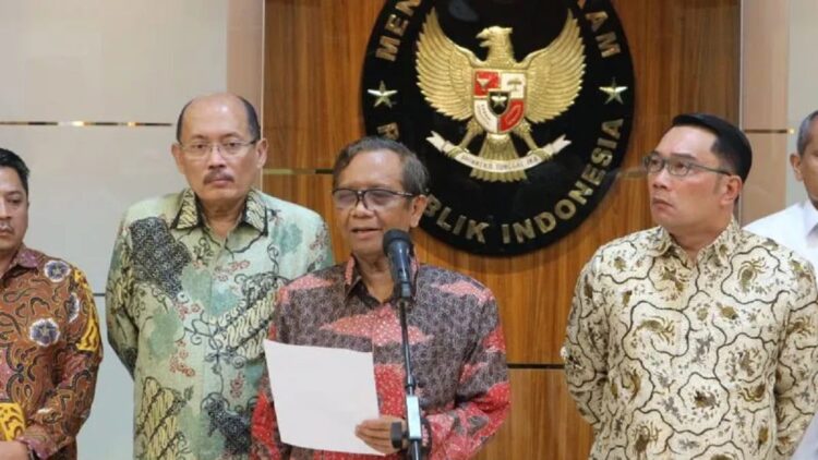 Pemerintah Serahkan Tindakan Pidana Penanganan Polemik Al-Zaytun ke Polisi 1 Menkopolhukam Mahfud MD dan Gubernur Jawa Barat Ridwan Kamil sampaikan rekomendasi soal penanganan Pondok Pesantren Al-Zaytun di kantor Kemenkopolhukam, Jakarta, Sabtu (24/6/2023). ANTARA/Fianda Sjofjan Rassat