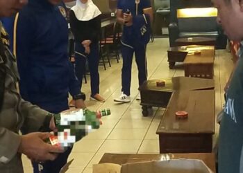 Satpol PP Sita Puluhan Botol Miras dari Tempat Biliar di Padang