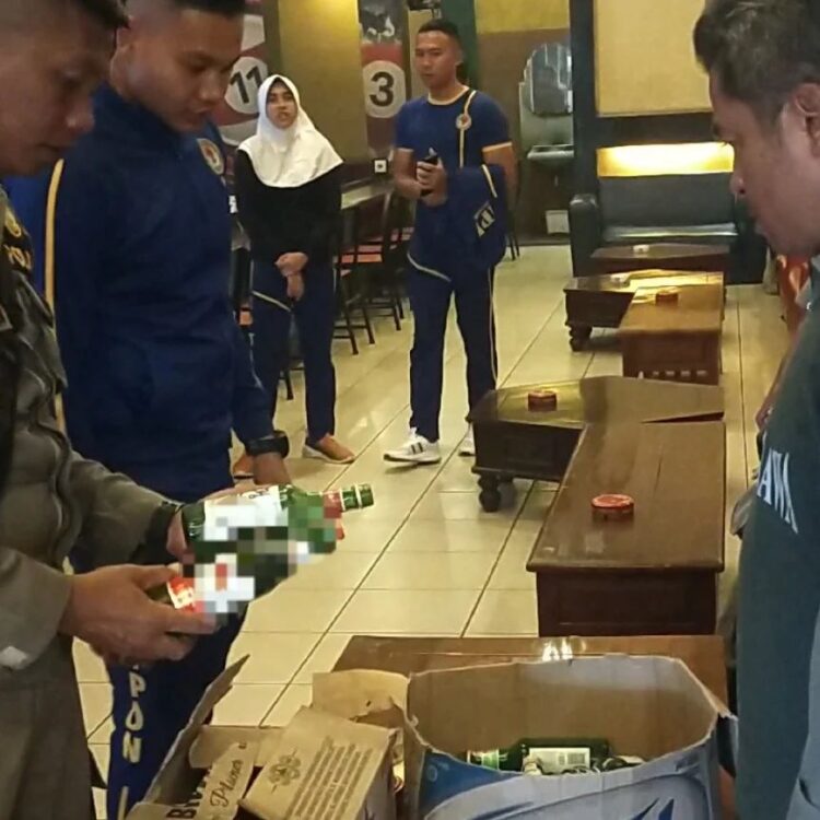 Satpol PP mengamankan miras dari salah satu tempat biliar di Padang. (Foto: Dok. Satpol PP Padang)