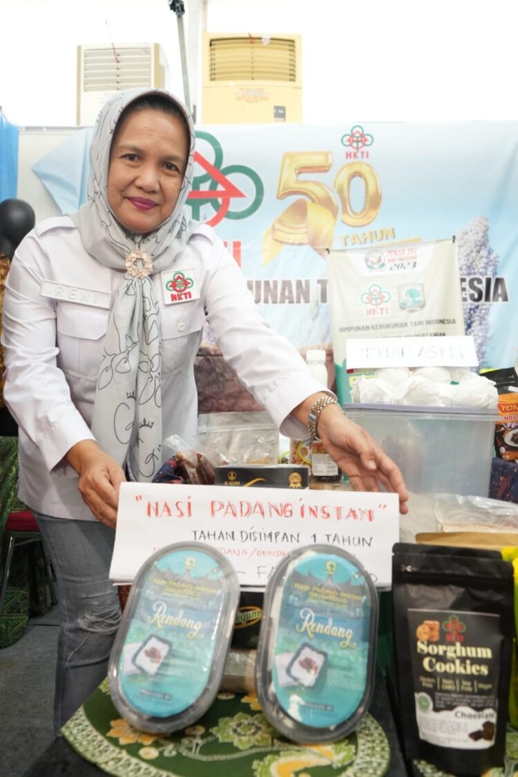 Nasi Padang Instan dipamerkan di salah satu stand di acara Penas Tani. (Foto: Dok. Diskominfo Padang)