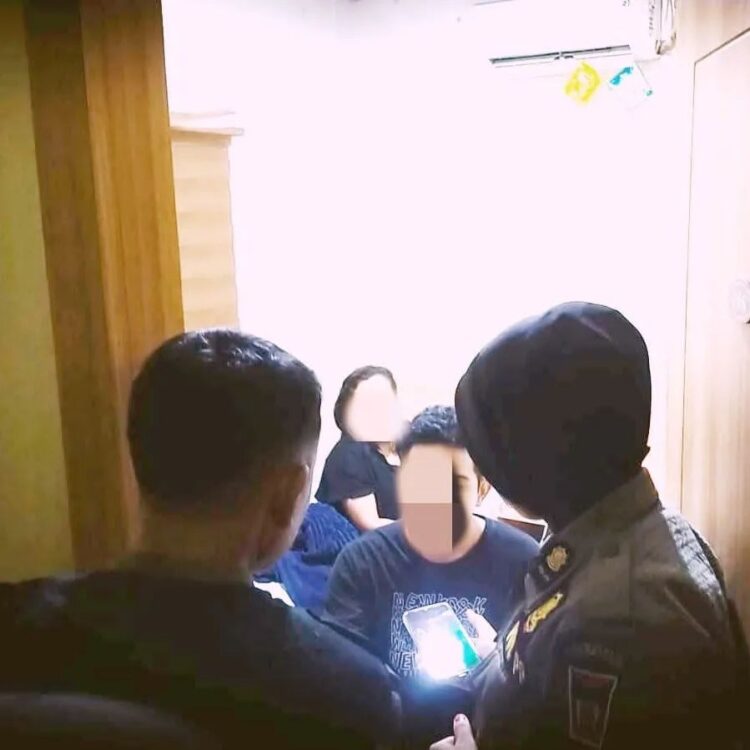 Satpol PP Padang mengamankan pasangan bukan suami istri saat melakukan razia di sejumlah penginapan. (Foto: Dok. Satpol PP Padang)