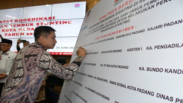 Wakil Wali Kota Padang Ekos Albar menandatangani komitmen bersama penurunan stunting. (Foto: Dok. Diskominfo Padang)