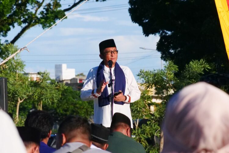 Wali Kota Padang Hendri Septa saat penyelenggaraan Shalat Idul Adha di Balaikota Padang. (Foto: Dok.Diskominfo Padang)