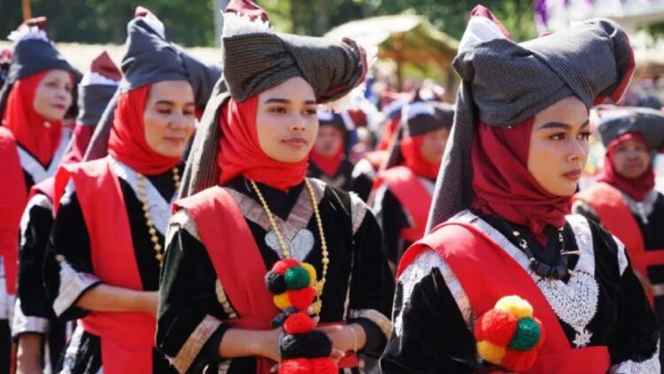 Baju Milik merupakan pakaian adat kaum perempuan di Nagari Padang Magek, Kecamatan Rambatan (Antara/Etri Saputra)