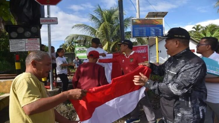Wali Kota Pariaman Genius Umar dan Wakil Wali Kota Pariaman Mardison Mahyudin, Sumbar membagikan Bendera Merah Putih kepada warga di daerah itu. Antara/HO-Diskominfo Pariaman