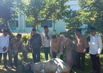 Bupati Agam Andri Warman menyaksikan pemotongan hewan kurban di Masjid Agung Nurul Falah Lubuk Basung, Kamis (29/6). (Dok. Antara/Yusrizal)