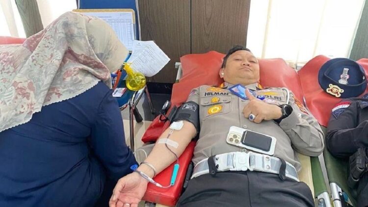 HUT Bhayangkara ke-77, Ditlantas Polda Sumbar Gelar Donor Darah 1 Dirlantas Polda Sumbar Kombes Hilman lakukan donor darah di HUT Bhayangkara ke-77. (Dok. istimewa)