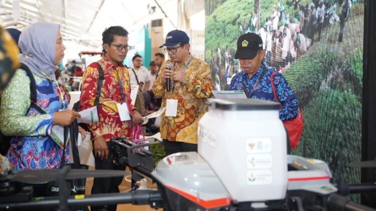 Petrokimia Gresik Pamerkan Smart Precision Farming kepada Mentan 1 Dirut PG Dwi Satriyo Annurogo 2 dari kanan saat menjelaskan Smart Precision Farming kepada peserta Penas XVI Tahun 2023 di padang Sumatera Barat