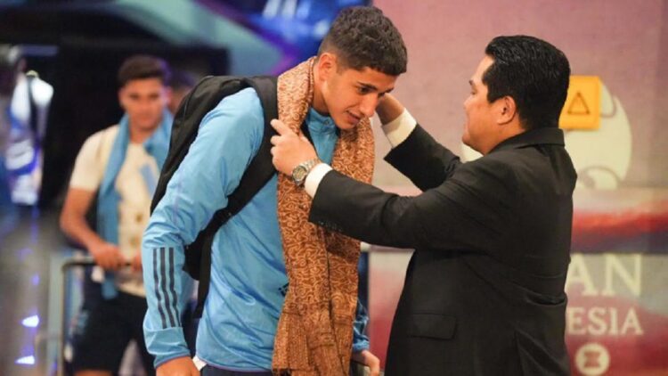 Ketum PSSI Sambut Kedatangan Pemain Argentina, Kalungkan Kain dari Timor 1 Ketum PSSI, Erick Thohir kalungkan kain dari Timor untuk para pemain Argentina. (dok. PSSI)