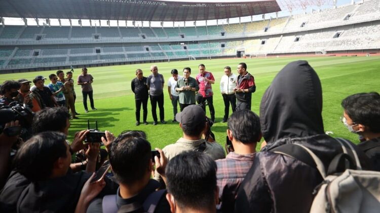 Hasil Penjualan Tiket di Surabaya akan Disumbangkan 10 Persen ke Palestina 1 Ketum PSSI, Erick Thohir memberi keterangan pers usai cek Gelora Bung Tomo, Surabaya yang akan digunakan sebagai venue laga Indonesia vs Palestina. (Dok. PSSI)