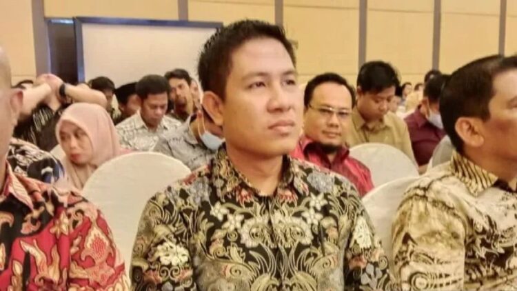 Koordinator Divisi Pengawasan, Hubungan Masyarakat dan Hubungan Lembaga Bawaslu Pasaman Barat Aditia Pratama (tengah). (Antara/Altas Maulana).