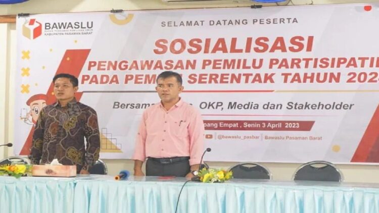 Bawaslu Pasaman Barat saat mengadakan sosialisasi pengawasan partisipatif terhadap organisasi masyarakat sebagai upaya meningkatkan pengawasan dan partisipasi masyarakat dalam Pemilu 2024. (ANTARA)