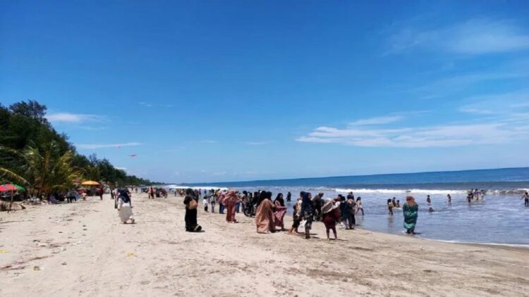 Pantai Sikabau salah satu wisata andalan Kabupaten Pasaman Barat yang terus dikembangkan untuk menarik kunjungan. (Foto: ANTARA)