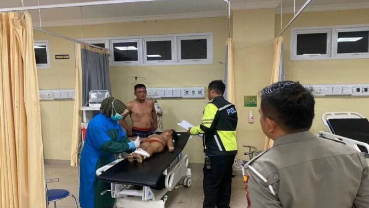 Anggota Satuan Lalu Lintas Polres Pasaman Barat saat mendata korban kecelakaan lalu lintas di rumah sakit beberapa waktu lalu. (Foto: ANTARA)