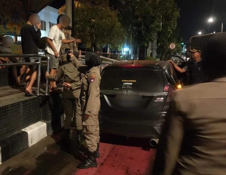 Satpol PP Padang mengamankan sejumlah remaja yang masih berkeluyuran hingga larut malam. (Foto: Dok. Infopublik.id)