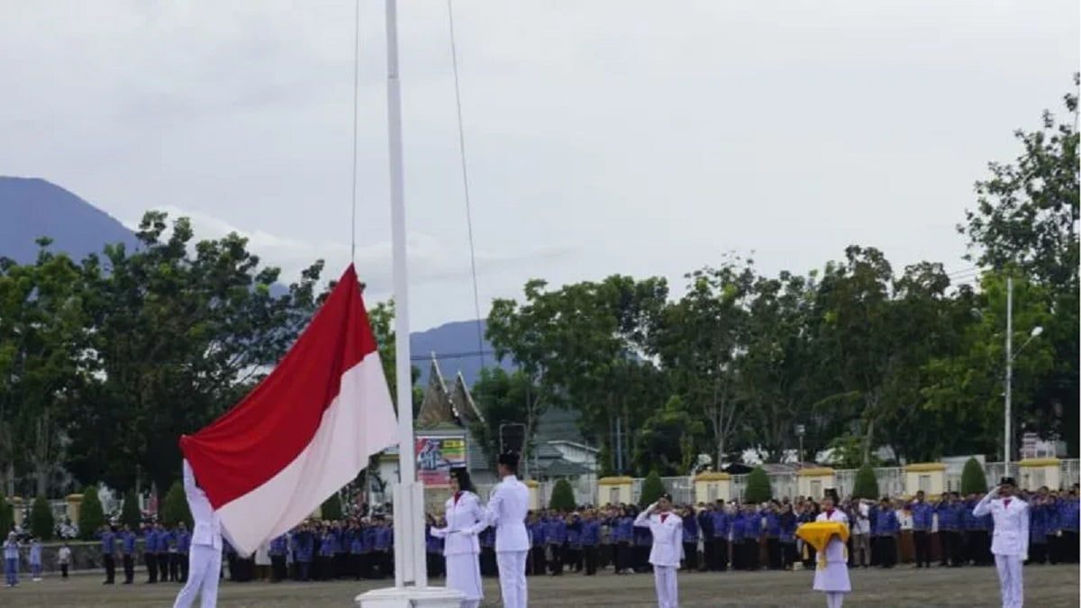 Jajaran Pemkab Pasaman Barat saat melaksanakan upacara Hari Lahir Pancasila di halaman kantor bupati setempat, Kamis. (Antara/Altas Maulana).