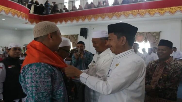 Bupati Pasaman Barat, Sumbar, Hamsuardi dan Wakil Bupati Risnawanto saat pelepasan calon jemaah haji yang akan berangkat ke Mekkah, Arab Saudi, pada 6 Juni 2023 di Simpang Empat, Rabu (31/5/2023). FOTO ANTARA/HO-Pemkab Pasaman Barat