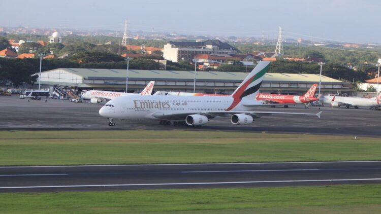 Pesawat Terbesar di Dunia Mendarat di Ngurah Rai Bali, Pertama di Indonesia 1 Pesawat Airbus A380-800 milik maskapai penerbangan Emirates mendarat di Bali. (Foto: Dok. Kemenhub)