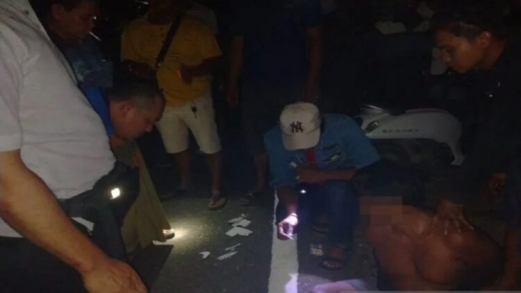 Tim resnarkoba Polres Pasaman Barat saat menangkap pelaku yang diduga pengedar narkotika jenis sabu. (Antara/Altas Maulana).