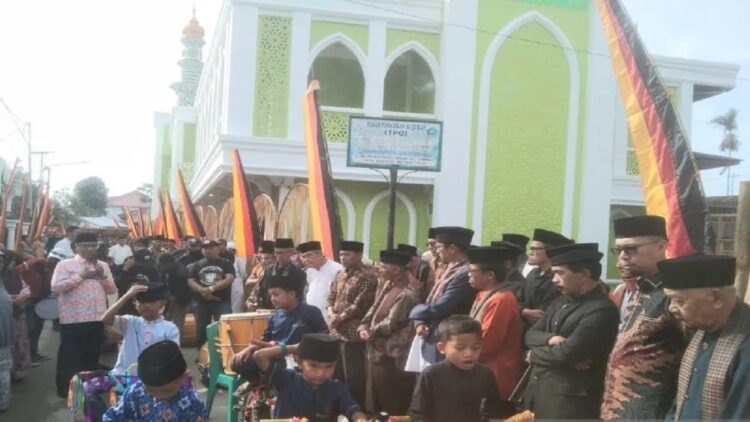 Pemko Bukittinggi Berharap Tradisi Anak Tamat Mengaji Dipertahankan 1 Wakil Wali Kota Bukittinggi, Marfendi saat melepas pawai Alek Nagari atau tradisi adat Khatam Al Quran di Bantodarano, Bukittinggi, Sumbar (Antara/Al Fatah)