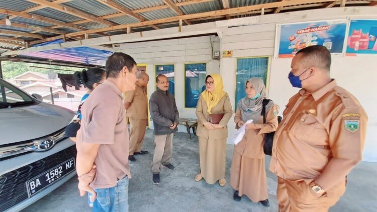Gas LPG 3 Kg Langka di Padangpanjang, Ini yang Dilakukan Disperdakop UKM 1 Disperdakop UKM Padangpanjang menelusuri sejumlah pangkalan guna menindaklanjuti kelangkaan gas LPG 3 kg. (Foto: Dok. Infopublik.id)