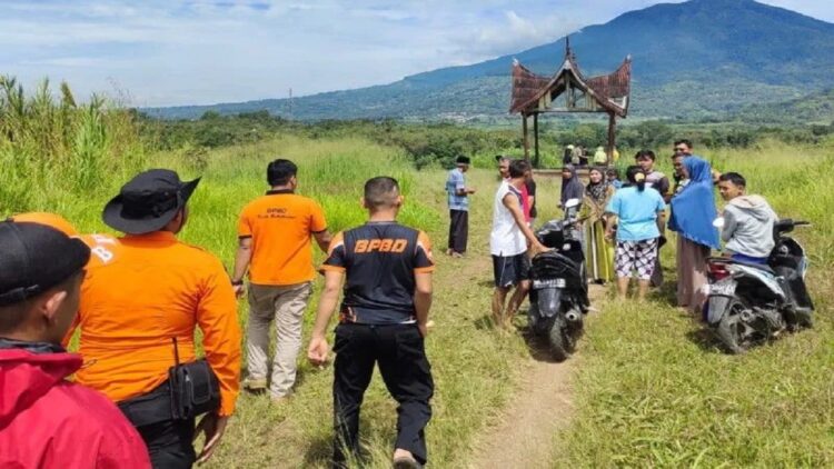 Tim penyelamat bersama warga saat melakukan pencarian seorang warga yang ditemukan meninggal terjatuh di Ngarai Sianok, Bukittinggi, Sumbar (Antara/HO-BPBD)