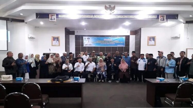 Foto bersama Kesbangpol Kabupaten Solok dengan ormas setempat usai pertemuan untuk membantu dan mendukung sukseskan pemilu 2024 (ANTARA/HO-Diskominfo Solok)