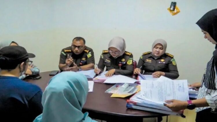 Kejaksaan Negeri Padang menerima penyerahan tersangka dan barang bukti dari kepolisian terkait kasus pelecehan seksual mahasiswa Unand. (Foto: Dok. Istimewa)