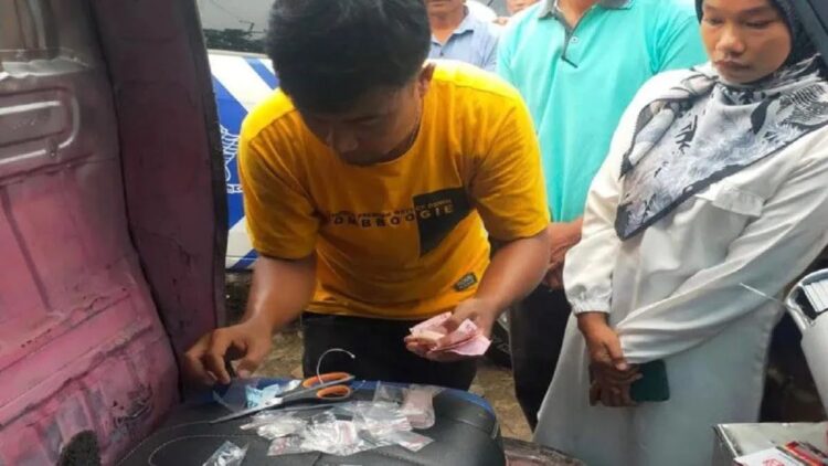 Tunggu Pembeli, Pengedar Sabu di Agam Diciduk Polisi 1 Anggota Satres Narkoba Polres Agam sedang menggeledah kendaraan tersangka, Rabu (7/6/2023). (Antara/Dok Humas Polres Agam)