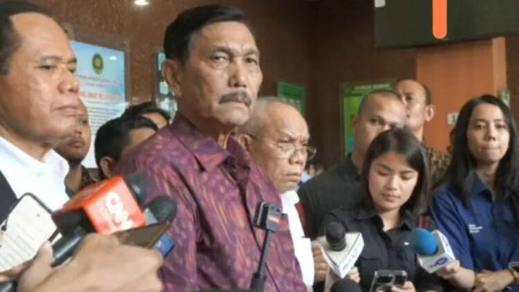 Menteri Koordinator Bidang Maritim dan Investasi (Marves) Luhut Binsar Pandjaitan saat memberikan keterangan pers usai menjadi saksi dalam kasus dugaan pencemaran nama baiknya di Pengadilan Negeri (PN) Jakarta Timur, Kamis (8/6/2023). (ANTARA/Syaiful Hakim)