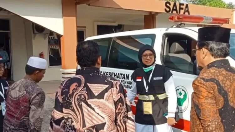 Petugas kesehatan membantu seorang calon jamaah haji Sumatera Barat yang mengalami gangguan pernapasan di Asrama Haji Padang, Kamis, (8/6/2023). FOTO ANTARA/HO-Humas Kemenag Sumbar.