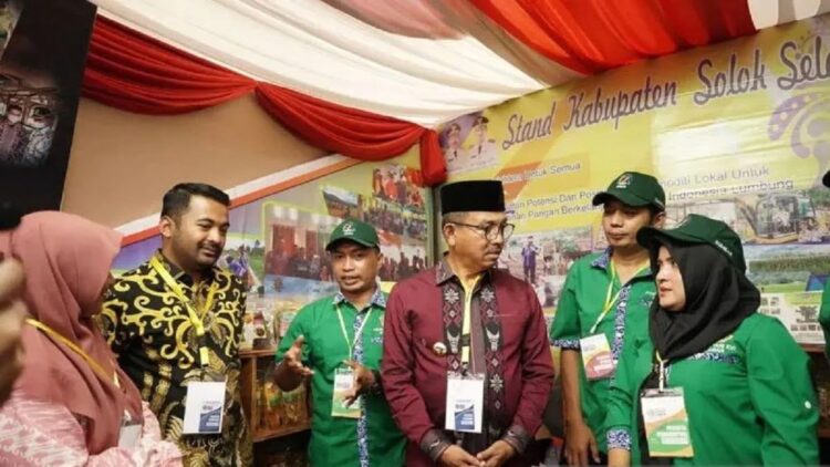 Pemkab Solsel Terima Bantuan KUR Pertanian Senilai Rp50 Miliar 1 Bupati Solok Selatan Khairunas bersama Ketua DPRD Solok Selatan Zigo Rolanda mengunjungi stand Kabupaten di lokasi Penas Petani dan Nelayan. Antara/HO/Kominfo
