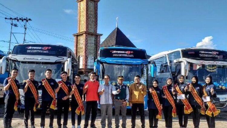 Pemko Padang menyediakan lima unit bus gratis bagi peserta Penas Tani untuk melakukan tur kota pada 11 dan 12 Juni 2023. (ANTARA/Fathul Abdi)