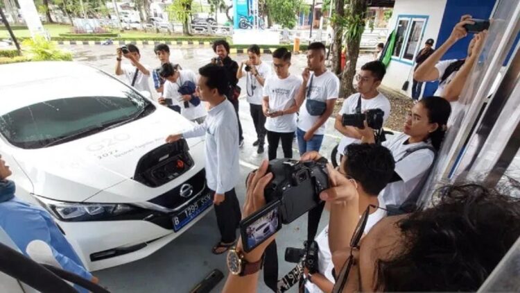 Petugas PLN menjelaskan mekanisme pengisian daya kendaraan listrik di SPKLU Kota Padang. (ANTARA/Fandi Yogari).