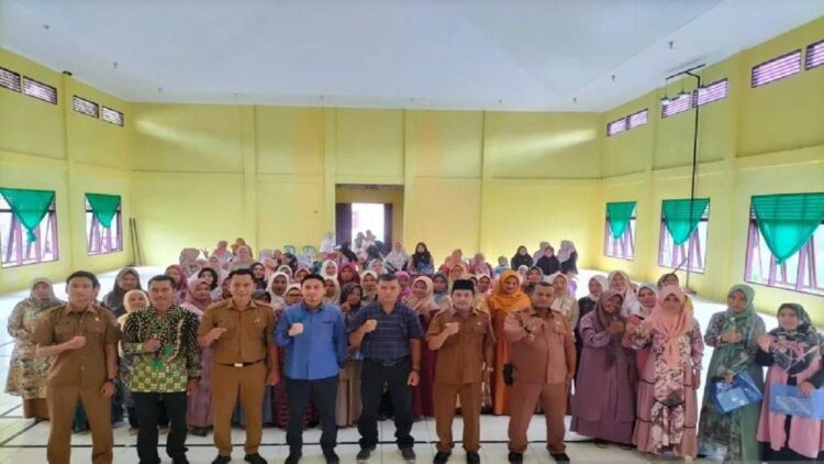 Sukseskan Pemilu 2024, Perempuan di Pasbar Diberi Pendidikan Politik 1 Kepala Bidang Politik Dalam Negeri dan Organisasi Masyarakat Badan Kesbangpol Pasaman Barat Rosidi bersama pihak terkait saat memberikan sosialisasi dan pendidikan bagi kaum "emak-emak atau perempuan di daerah itu. (Antara/Altas Maulana).