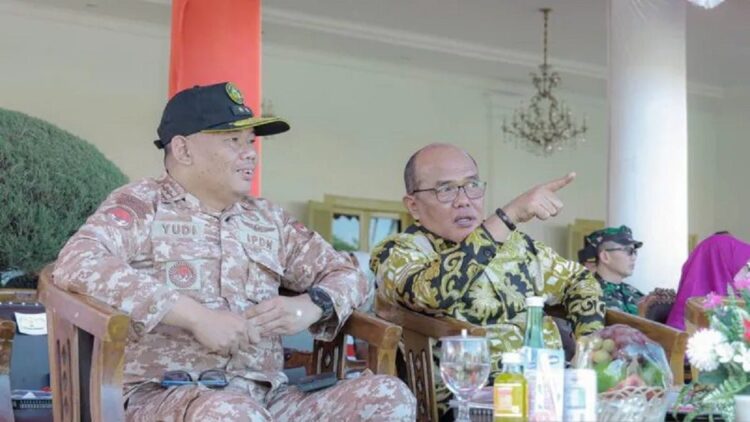 Ketua DPRD Sumbar Supardi (kanan) menghadiri penutupan Latsitardanus di Padang, Minggu, (11/6). ANTARA/HO-Humas DPRD Sumbar.