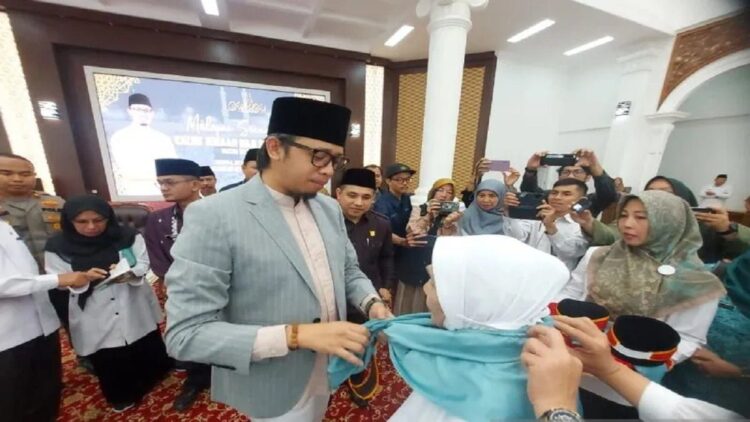 295 CJH Bukittinggi Dilepas Wako, Tergabung di Kloter 15 Embarkasi Padang 1 Wali Kota Bukittinggi, Erman Safar saat melepas secara resmi Calon Haji Kota Bukittinggi yang berjumlah 295 orang (Antara/Al Fatah)