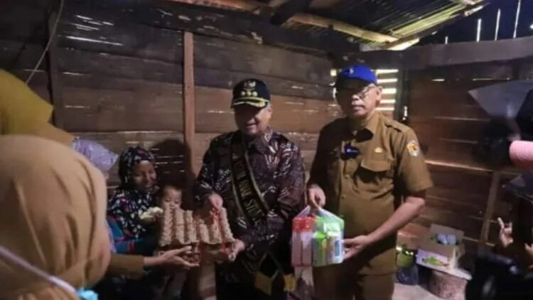 Wali Kota Solok Zul Elfian Umar saat menyerahkan bantuan pangan bergizi untuk anak asuh stunting di daerah setempat (ANTARA/HO-Prokomp Solok)