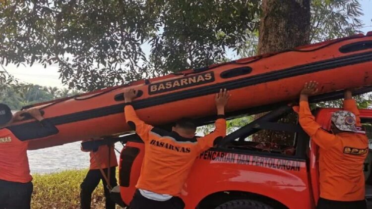Tim Basarnas Pasaman saat melakukan pencarian terhadap seorang anak yang tenggelam di Sungai Rantau Panjang Kecamatan Sasak. Pencarian akan dilanjutkan pada Jumat (16/6) pagi karena hingga malam belum ditemukan. (Antara/HO-Basarnas Pasaman).