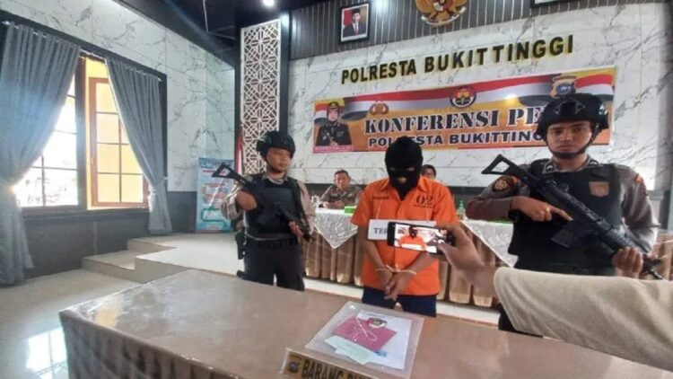 Tersangka kasus penipuan sapi kurban di Bukittinggi, Sumatera Barat. Pelaku dibonis hukuman pidana selama 3,6 tahun penjara (Antara/Al Fatah)