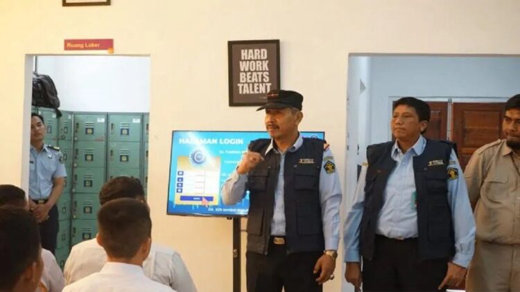 Kakanwil Kemenkumham Sumbar Haris Sukamto memberikan pengarahan ke calon taruna Imigrasi dan Pemasyarakatan di Padang, Senin (19/6). ANTARA/FathulAbdi