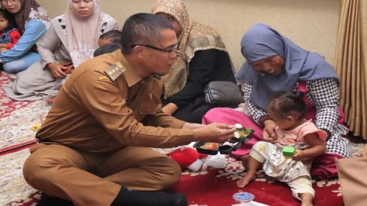 Cegah Stunting, Pemko Payakumbuh Dampingi 32 Calon Pengantin dan 294 Ibu Hamil 1 Pj Wako Payakumbuh Rida Ananda bersama salah satu keluarga yang diberikan pendampingan stunting. Antara/HO-Pemkot Payakumbuh