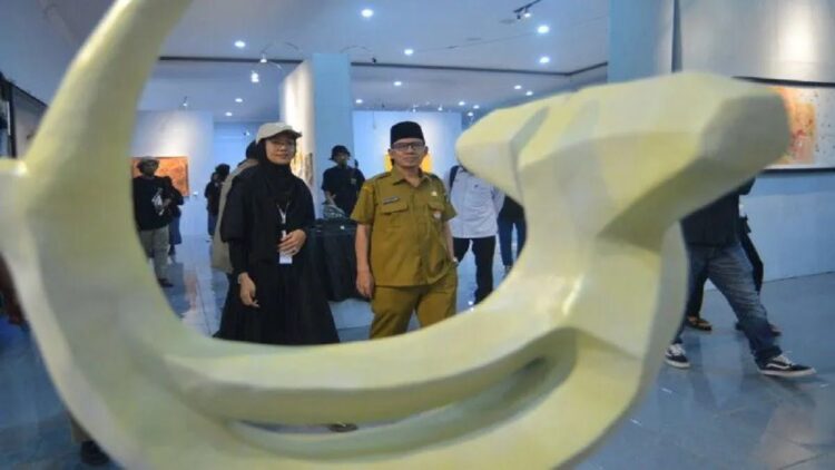 Kepala Dinas Kebudayaan Sumbar, Syaifullah (kanan) menyaksikan pameran Wonderland Adiwarna Nusantara di Galeri Taman Budaya Sumatera Barat di Padang, Senin. ANTARA FOTO/Iggoy el Fitra