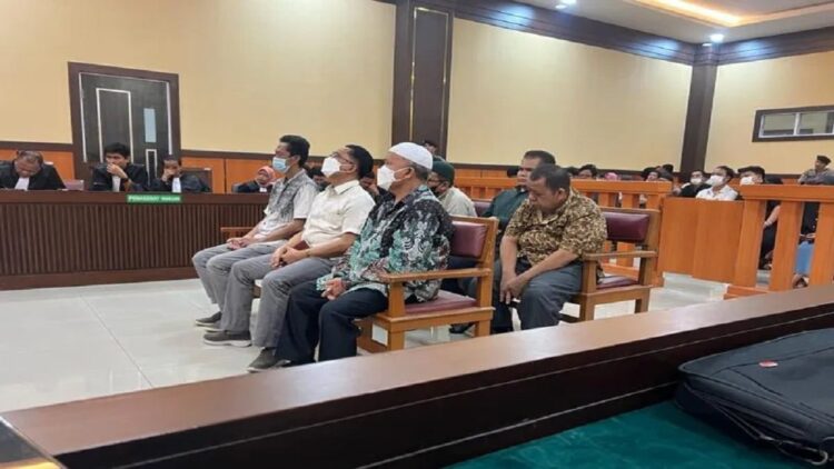 Hakim Putuskan Perkara Korupsi Pembangunan RSUD Pasbar, Ini Vonis 7 Terdakwa 1 Sidang pembacaan putusan perkara tindak pidana korupsi pembangunan RSUD tahun anggaran 2018-2020 terhadap tujuh terdakwa di Pengadilan Negeri Tipikor Padang, Selasa (20/6). (Antara/HO-Kejari Pasbar).