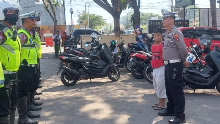 Iki Ketua Pemuda "Pimpin" Apel Satlantas Polresta Padang, Ini Arahannya 1 Iki Ketua Pemuda "memimpin" apel jajaran Satlantas Polresta Padang pada Rabu (21/6/2023) siang. (Foto: Dok. Istimewa)