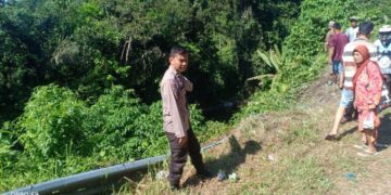 Polisi memperlihatkan lokasi kecelakaan tunggal Pegawai UIN Imam Bonjol di Siguntua pada Rabu (21/6/2023) pagi. (Foto: Dok. Polres Pessel)