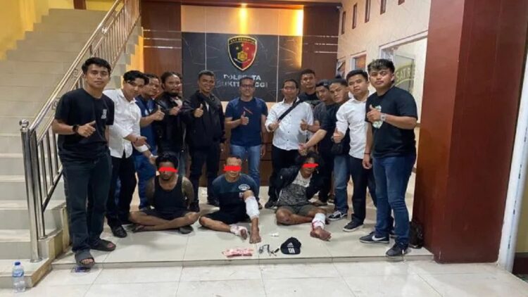 Satreskrim Polresta Bukittinggi melumpuhkan tiga orang pelaku pencurian mobil, satu di antaranya adalah pencuri kelas kakap yang merupakan residivis Lapas Nusakambangan dan sempat melawan petugas saat ditangkap (Antara/HO-Polresta Bukittinggi)