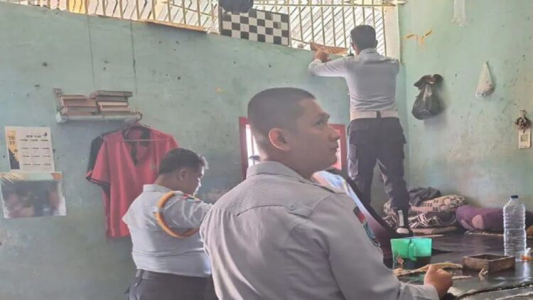 Petugas Razia Kamar Hunian Lapas Talu Pasbar, Ini yang Ditemukan 1 Petugas Lapas Kelas III Talu di Kabupaten Pasaman Barat, Sumbar, saat menggeledah kamar hunian warga binaan dan juga lakukan tes urine, Kamis. (Antara/Altas Maulana).